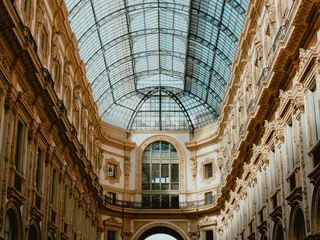 La verrière et les façades de la galerie Victor-Emmanuel-II, à Milan.