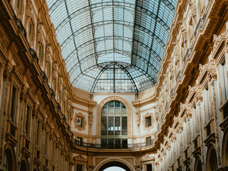 La verrière et les façades de la galerie Victor-Emmanuel-II, à Milan.